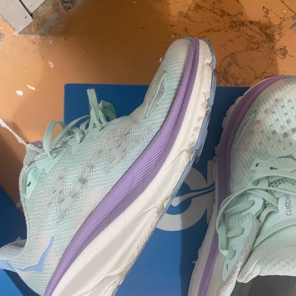 Hoka Clifton 9 size 8 wide - Picture 4 of 8